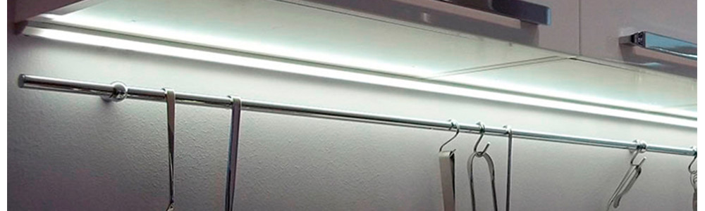 Regleta LED bajo mueble cocina